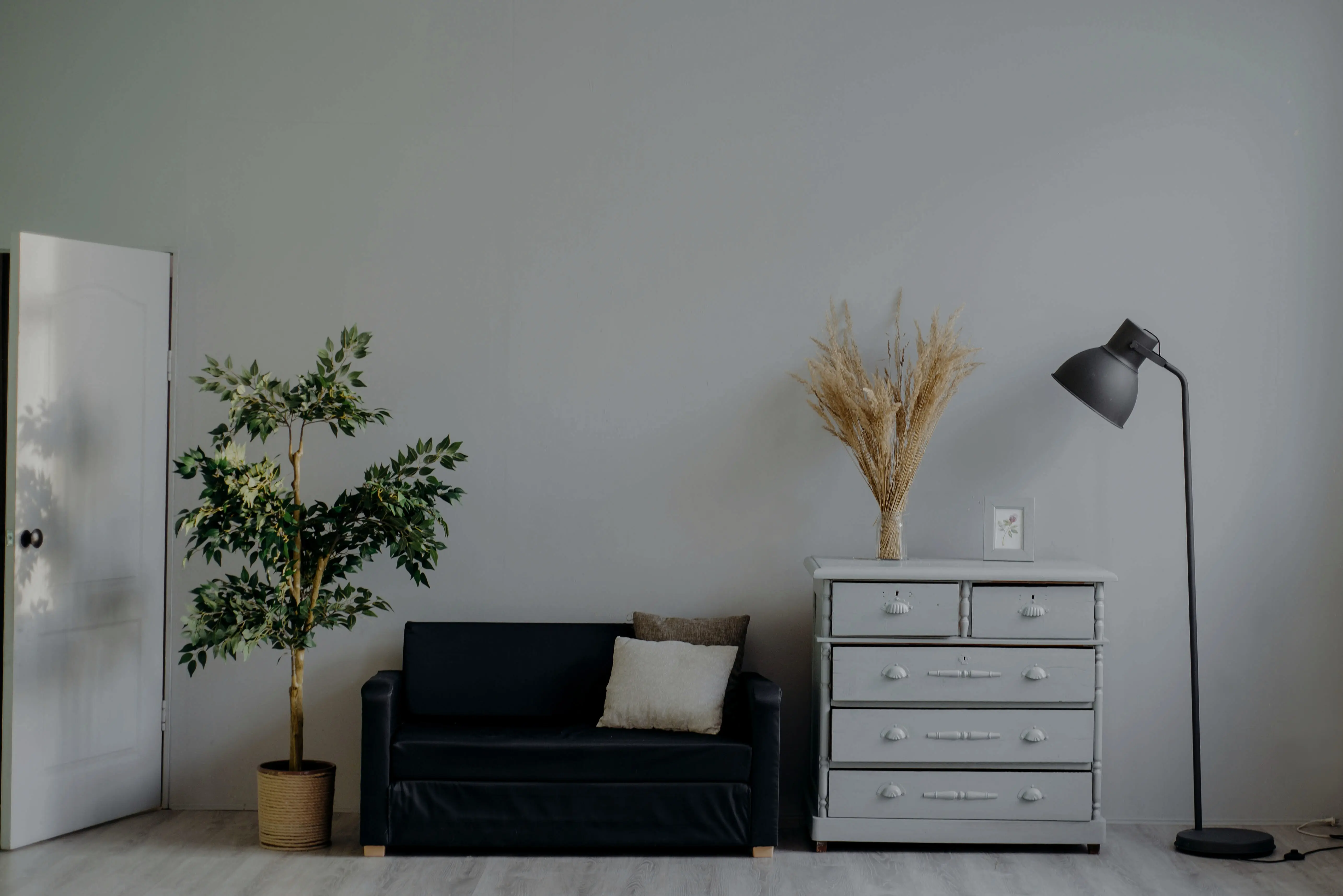 A living room with cushion and some decoration with it